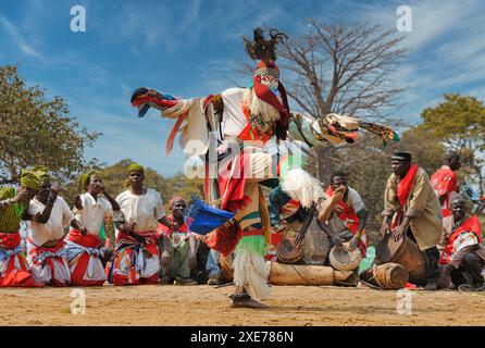 Ballerini mascherati, la cerimonia tradizionale Kulamba del popolo Chewa dello Zambia, del Mozambico e del Malawi, dello Zambia Foto Stock