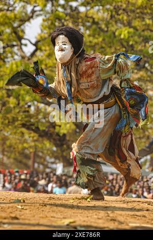 Ballerini mascherati, la cerimonia tradizionale Kulamba del popolo Chewa dello Zambia, del Mozambico e del Malawi, dello Zambia Foto Stock