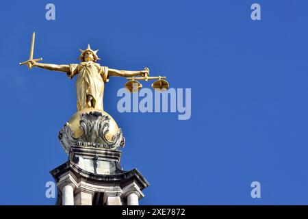 Statua della giustizia, Old Bailey, Central Criminal Court, Londra, Inghilterra, Regno Unito, Europa Foto Stock