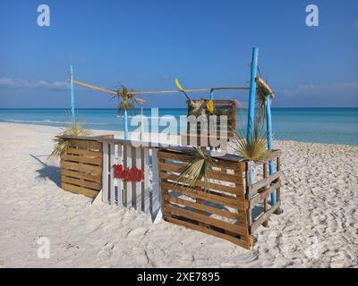 Bar sulla spiaggia sabbiosa, Cayo Santa Maria, Cuba, Indie occidentali, Caraibi, America centrale Foto Stock