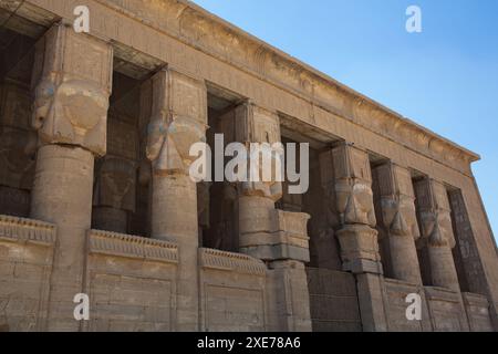 Facciata esterna, Tempio di Hathor, Dendera, Qena, Egitto, nord Africa, Africa Foto Stock