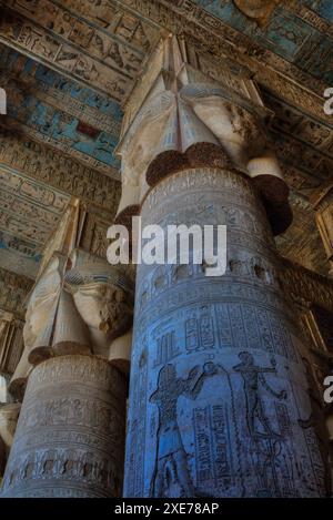 Le grandi colonne, il vestibolo, il tempio di Hathor, Dendera, Qena, Egitto, Nord Africa, Africa Foto Stock