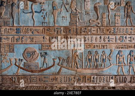 Rilievi a soffitto, Vestibule, Tempio di Hathor, Dendera, Qena, Egitto, Nord Africa, Africa Foto Stock