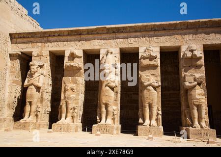 Statue di Osiria, Portico settentrionale, primo cortile, Medinet Habu, Tempio Mortuario di Ramses III, 1187-56 a.C., Antica Tebe, Luxor, Egitto Foto Stock