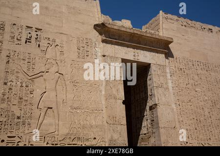 Porta d'ingresso al secondo cortile, al secondo pilastro, a Medinet Habu, al Tempio Mortuario di Ramses III, 1187-56 a.C., all'antica Tebe, sito Patrimonio dell'Umanità dell'UNESCO Foto Stock