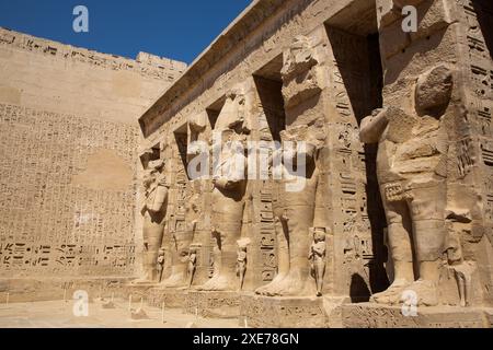 Statue di Osiria, Portico settentrionale, primo cortile, Medinet Habu, Tempio Mortuario di Ramses III, 1187-56 a.C., Antica Tebe, Luxor, Egitto Foto Stock