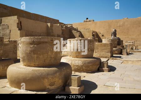 Basi colonna, grande sala Ipostilio, Medinet Habu, Tempio Mortuario di Ramses III, 1187-56 a.C., Antica Tebe, sito Patrimonio dell'Umanità dell'UNESCO, Luxor, Egy Foto Stock