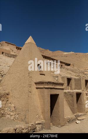 Ingresso alla tomba, Deir el-Medina, antica Tebe, sito patrimonio dell'umanità dell'UNESCO, Luxor, Egitto, Nord Africa, Africa Foto Stock