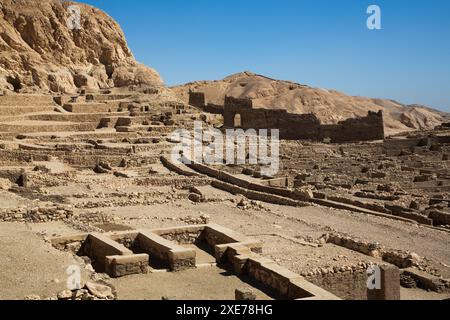 Rovine del villaggio degli operai, Deir el-Medina, l'antica Tebe, sito patrimonio dell'umanità dell'UNESCO, Luxor, Egitto, Nord Africa, Africa Foto Stock