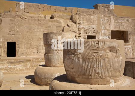 Basi colonna, grande sala Ipostilio, Medinet Habu, Tempio Mortuario di Ramses III, 1187-56 a.C., Antica Tebe, sito Patrimonio dell'Umanità dell'UNESCO, Luxor, Egy Foto Stock