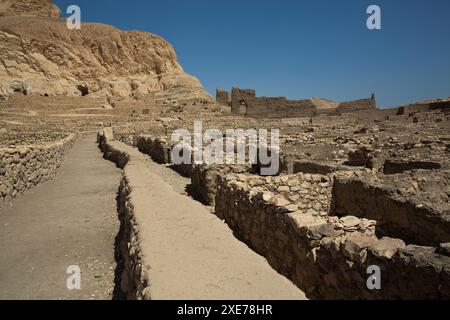 Rovine del villaggio degli operai, Deir el-Medina, l'antica Tebe, sito patrimonio dell'umanità dell'UNESCO, Luxor, Egitto, Nord Africa, Africa Foto Stock