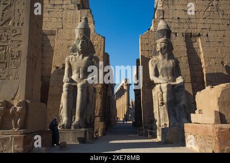 Statue di Ramses II, primo pilone di Ramses II, Tempio di Luxor, sito patrimonio dell'umanità dell'UNESCO, Luxor, Egitto, Nord Africa, Africa Foto Stock