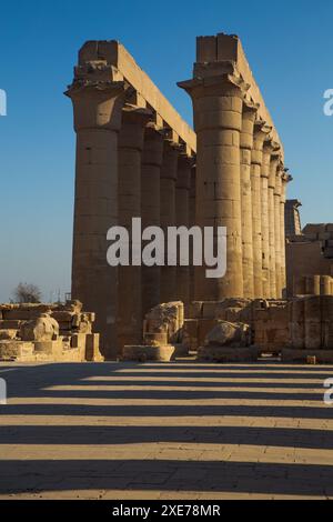 Colonnato di Amenofi III, tempio di Luxor, sito patrimonio dell'umanità dell'UNESCO, Luxor, Egitto, Nord Africa, Africa Foto Stock