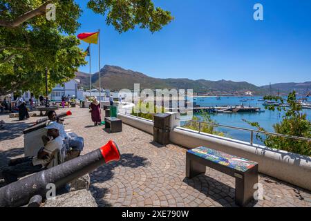 Vista dei cannoni che si affacciano sul porticciolo in Jubilee Square, Simon's Town, città del Capo, Capo Occidentale, Sud Africa, Africa Foto Stock