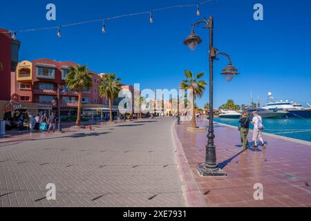 Vista dei negozi e dei bar colorati di Hurghada Marina, Hurghada, Governatorato del Mar Rosso, Egitto, Nord Africa, Africa Foto Stock