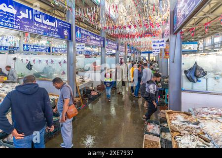 Vista delle bancarelle di pesce nel mercato del pesce di Hurghada, Hurghada, Governatorato del Mar Rosso, Egitto, Nord Africa, Africa Foto Stock