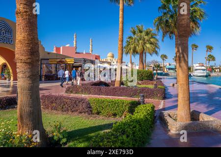 Vista sul lungomare e sulla moschea di Hurghada Marina e sulla moschea di al Mina sullo sfondo, Hurghada, Governatorato del Mar Rosso, Egitto, Nord Africa, Africa Foto Stock