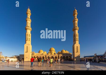 Vista della Moschea al Mina durante l'ora d'oro, Hurghada, Governatorato del Mar Rosso, Egitto, Africa, nord Africa, Africa Foto Stock