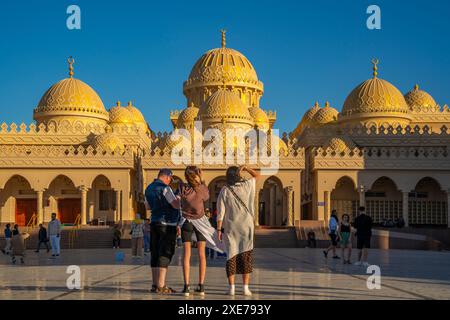 Vista della Moschea al Mina durante l'ora d'oro, Hurghada, Governatorato del Mar Rosso, Egitto, Nord Africa, Africa Foto Stock