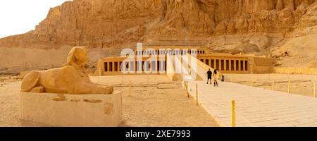 Vista della sfinge e del tempio mortuario di Hatshepsut, patrimonio mondiale dell'UNESCO, Deir el-Bahari, Tebe, Egitto, Nord Africa, Africa Foto Stock