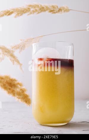 Bicchiere di caffè gustoso con succo d'arancia Foto Stock