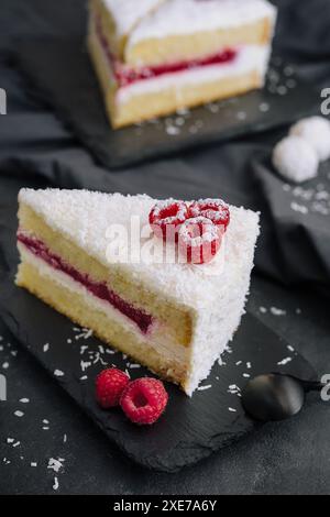 Torta invernale con lamponi decorati con panna bianca Foto Stock