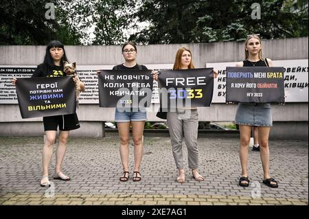 Non esclusiva: ZAPORIZHZHIA, UCRAINA - 23 GIUGNO 2024 - campagna dimostrativa per il personale militare prigioniero della guarnigione di Mariupol, altri prigionieri Foto Stock