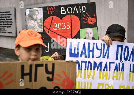 Non esclusiva: ZAPORIZHZHIA, UCRAINA - 23 GIUGNO 2024 - campagna dimostrativa per il personale militare prigioniero della guarnigione di Mariupol, altri prigionieri Foto Stock