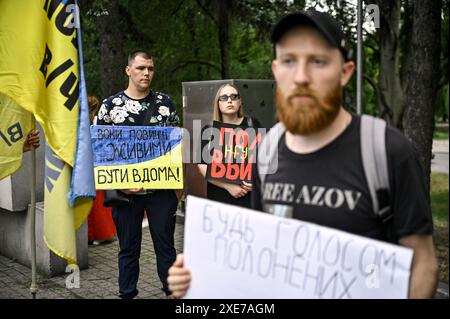 Non esclusiva: ZAPORIZHZHIA, UCRAINA - 23 GIUGNO 2024 - campagna dimostrativa per il personale militare prigioniero della guarnigione di Mariupol, altri prigionieri Foto Stock