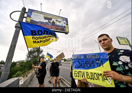 Non esclusiva: ZAPORIZHZHIA, UCRAINA - 23 GIUGNO 2024 - campagna dimostrativa per il personale militare prigioniero della guarnigione di Mariupol, altri prigionieri Foto Stock