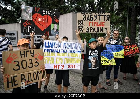 Non esclusiva: ZAPORIZHZHIA, UCRAINA - 23 GIUGNO 2024 - campagna dimostrativa per il personale militare prigioniero della guarnigione di Mariupol, altri prigionieri Foto Stock