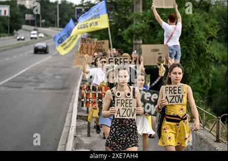 Non esclusiva: ZAPORIZHZHIA, UCRAINA - 23 GIUGNO 2024 - i manifestanti camminano lungo il marciapiede per strada mentre si battono per un militare prigioniero Foto Stock