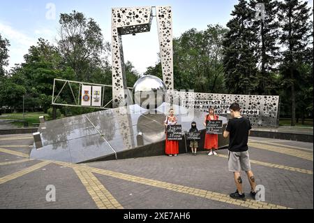 Non esclusiva: ZAPORIZHZHIA, UCRAINA - 23 GIUGNO 2024 - manifestanti che si battono per il personale militare prigioniero della guarnigione di Mariupol, altro carcere Foto Stock