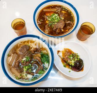 Due ciotole di zuppa di spaghetti di manzo a Tainan, Taiwan Foto Stock