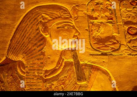 Vista dei geroglifici in bassorilievo a KV8, la Tomba di Merenptah, la Valle dei Re, sito Patrimonio dell'Umanità dell'UNESCO, Tebe, Egitto, Nord Africa, poliziotto africano Foto Stock