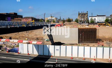 Stockton on Tees, Regno Unito. 26 giugno 2024. I lavori di costruzione sono iniziati nel centro della città dopo il completamento dei lavori di demolizione come parte dei Consigli prevede di aprire la High Street al lungofiume e include un hub sanitario NHS. David Dixon/Alamy Foto Stock