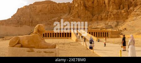 Vista della sfinge e del tempio mortuario di Hatshepsut, patrimonio mondiale dell'UNESCO, Deir el-Bahari, Tebe, Egitto, Nord Africa, Africa Copyright: FrankxFel Foto Stock