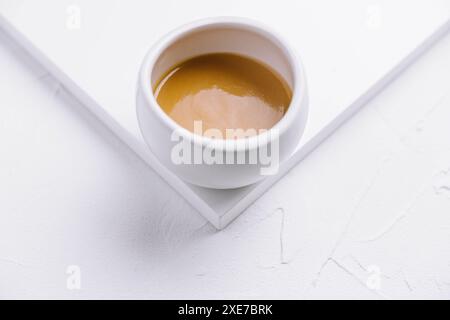 Salsa di senape al miele in un vaso di ceramica Foto Stock