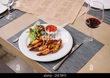 Gamberi grigliati con insalata e vino Foto Stock