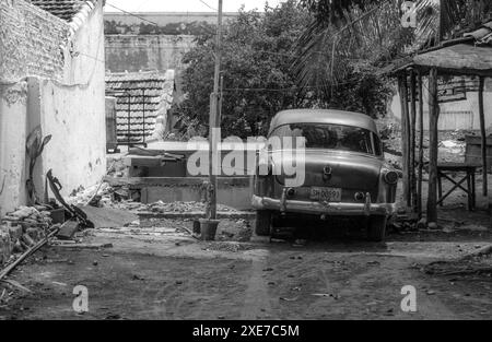 2001 foto d'archivio in bianco e nero di una vecchia auto americana nella piccola città di Trinidad, Cuba. Foto Stock