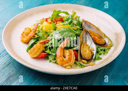 Insalata con gamberi e cozze sul piatto Foto Stock