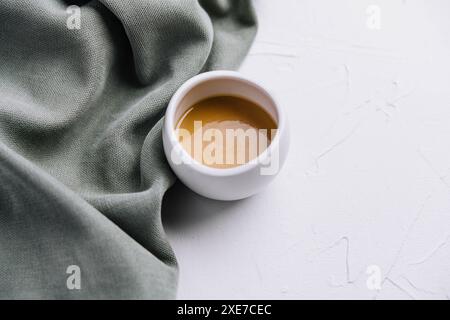 Salsa di senape al miele in un vaso di ceramica Foto Stock