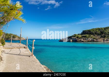 Passeggia lungo le acque turchesi dell'idilliaco Parc Natural de Mondrago nel sud-est di Maiorca, vicino a Santanyi Foto Stock