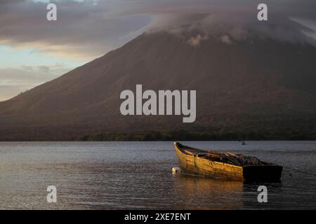 Vista del vulcano Concepcion al tramonto, Ometepe Island, Rivas State, Nicaragua, America centrale Copyright: BenxPipe 848-2888 Foto Stock