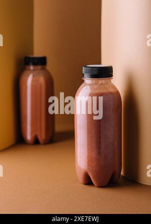 Frullati al cioccolato in bottiglie su sfondo marrone Foto Stock