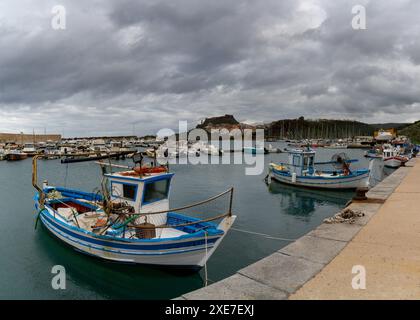 Vista del porto e del porto di pescatori di Castelsardo con la città colorata sullo sfondo Foto Stock