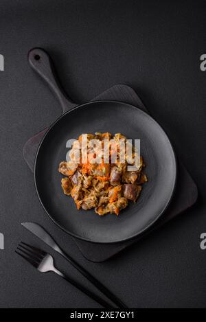 Deliziosi panini di pollo stufati con carote e pomodoro Foto Stock