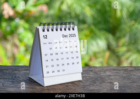 Calendario da tavolo bianco dicembre 2025 con sfondo esterno. Concetto di calendario. Foto Stock