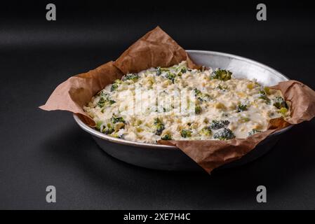 Deliziosa quiche con broccoli, formaggio, pollo, spezie ed erbe aromatiche Foto Stock