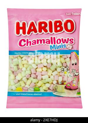 Amburgo, Germania - giugno 26 2024: Haribo Chamallows minis isolato su sfondo bianco Foto Stock